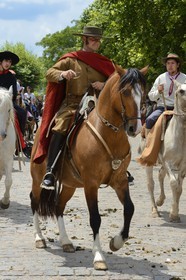Argentine, province de Buenos Aires, San Antonio de Areco, fête du Jour de la Tradition (Dia de la Tradicion), gaucho à cheval défilant en habit traditionnel, estanciero (gaucho propriétaire d'un ranch)