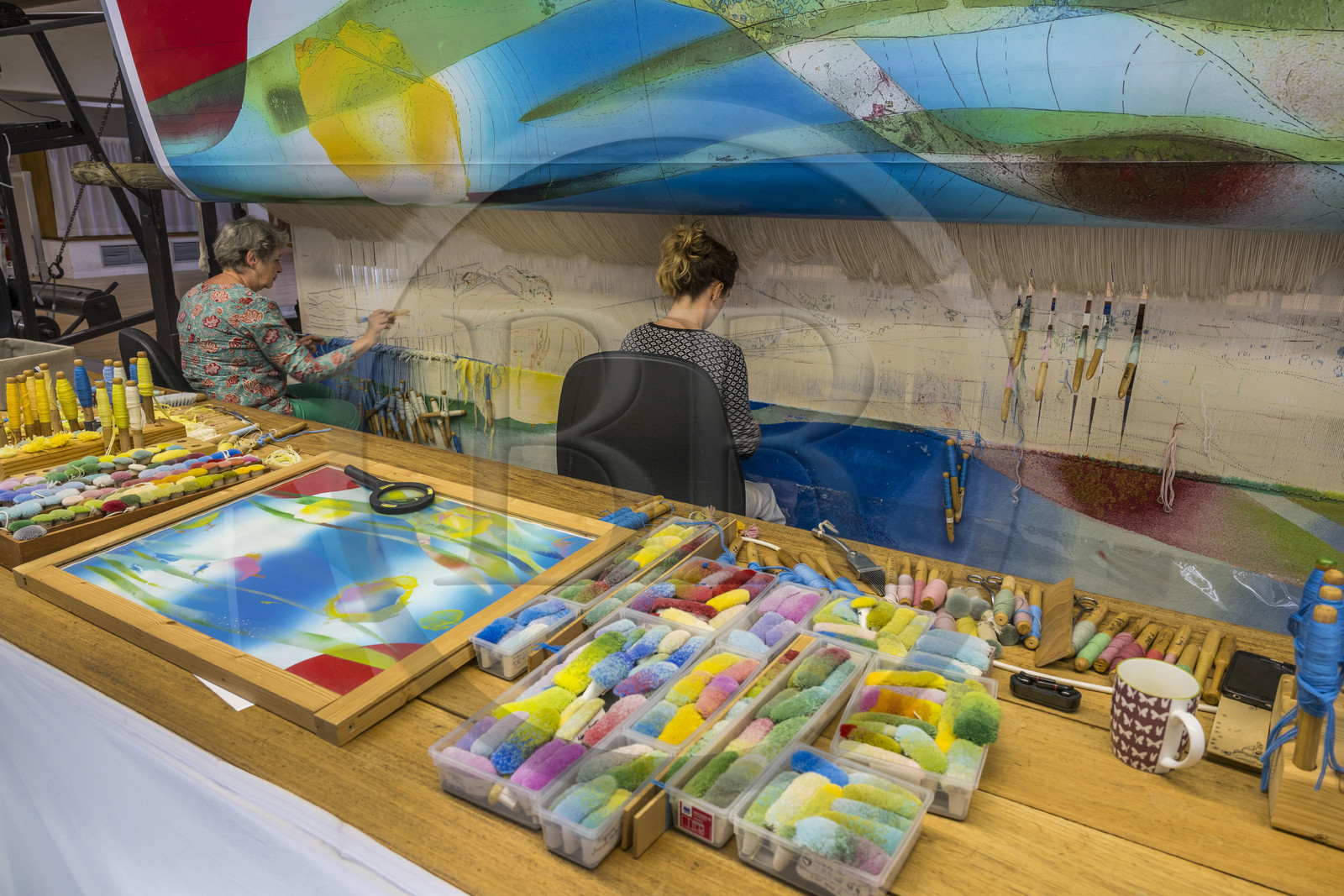France, Hérault (34), Lodève, Manufacture de la Savonnerie unique annexe de la Manufacture Nationale de tapis de la Savonnerie des Gobelins, réalisation par la licière Odile Berthier sur un métier à tisser d'un tapis de haute lice Jardin d'Eau dessinée par Stéphane Calais