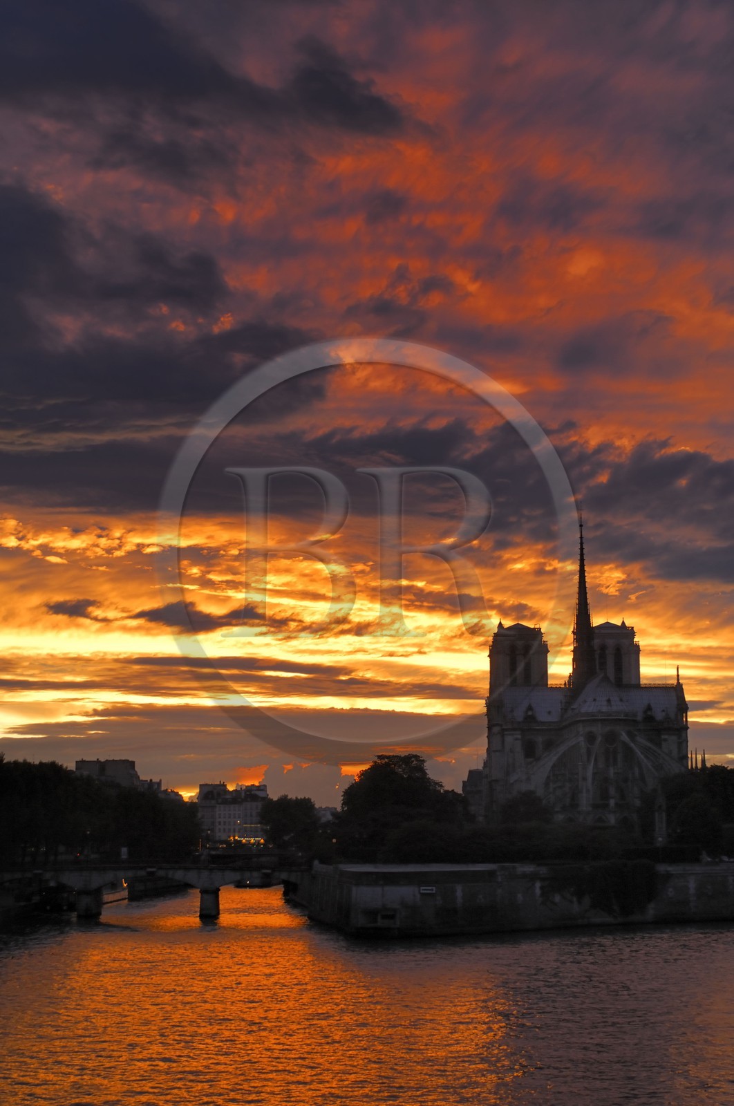 France, Paris (75), les rives de la Seine classées Patrimoine Mondial de l'UNESCO, un bateau-mouche devant la cathédrale Notre-Dame au soleil couchant