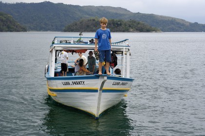 Brésil, Etat de Rio de Janeiro, Paraty, Ile Catimbau, retour de l'école de Thomas Campers