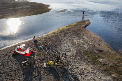 France, Maine-et-Loire (49), vallée de la Loire classée au Patrimoine Mondial par l'UNESCO, randonnée à bicyclette le long des berges de la Loire, campement pour la nuit sur un des bancs de sable formant des îles sur la Loire (vue aérienne)