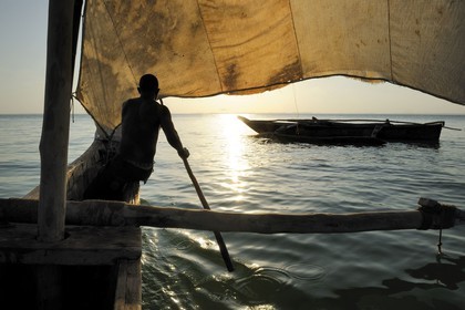 Tanzanie, archipel de Zanzibar, île de Unguja (Zanzibar), côte est, baie de Chwaka vers Michamvi, un dhow (boutre traditionnel)