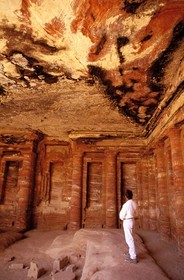 Jordanie, Petra, plafond noircis par les feux des bédouins dans le ìtriclicium du soldat (Wadi Farasa)