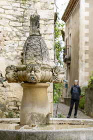 France, Vaucluse (84), Dentelles de Montmirail, le village médiéval de Séguret, labellisé Les Plus Beaux Villages de France, la fontaine des Mascarons