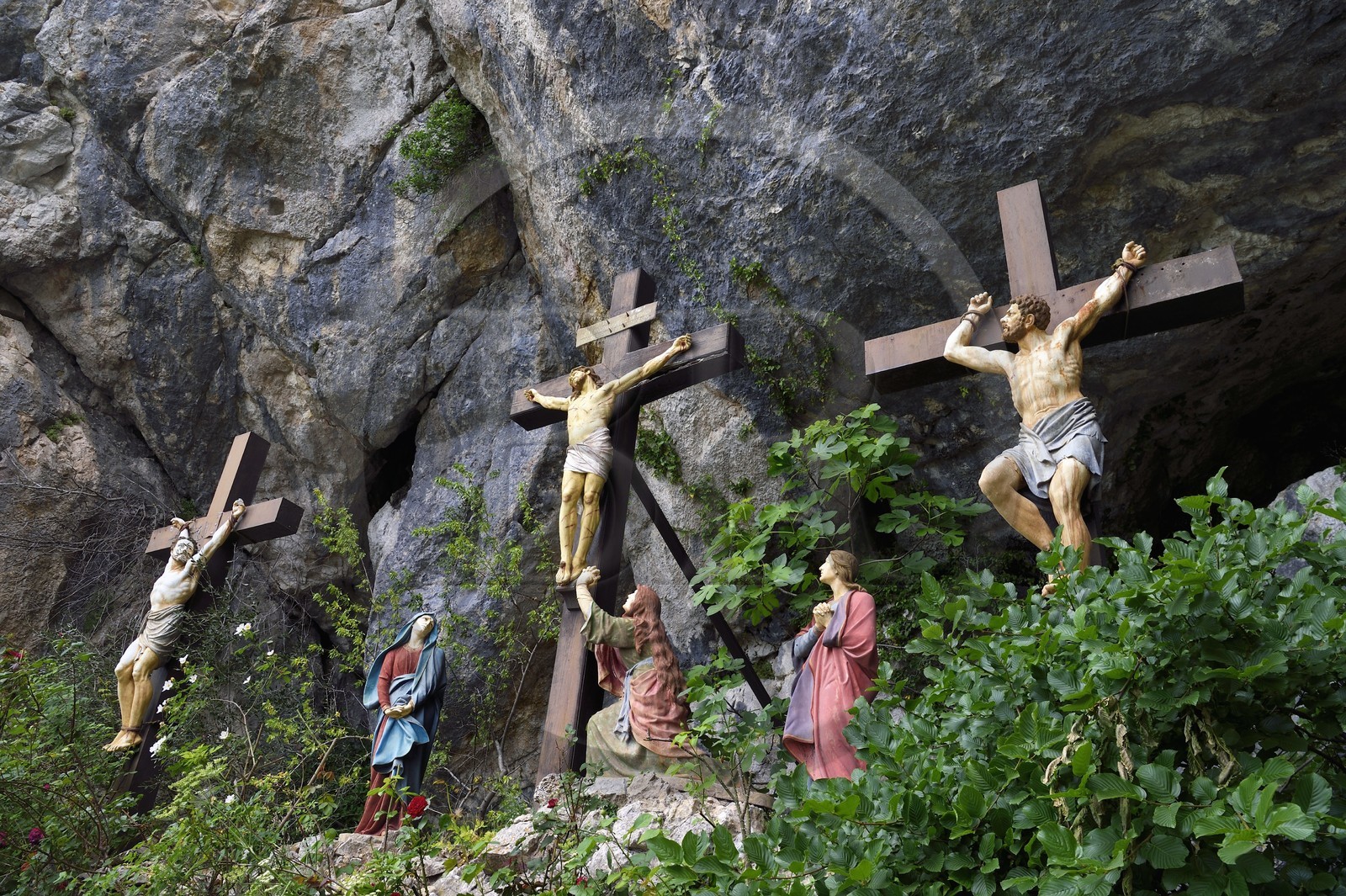 France, Var (83), France, Var (83), Plan-d'Aups-Sainte-Baume, parc naturel régional de la Sainte-Baume, massif de la Sainte-Baume, calvaire à l'entrée de la grotte sanctuaire de Sainte Marie-Madeleine, Jesus-Christ entouré du bon et le mauvais larron, la Vierge Marie, saint Jean et Marie-Madeleine à ses pieds