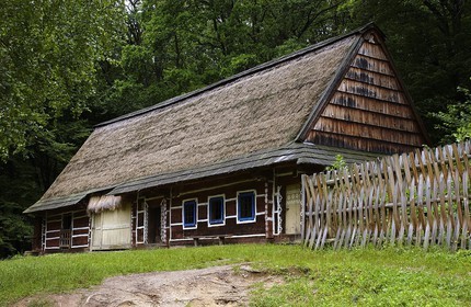 Pologne, Précarpates, parc ethnographique de Sanok (écomusée), ferme en bois du 19ème siècle de la région de Lemkowie