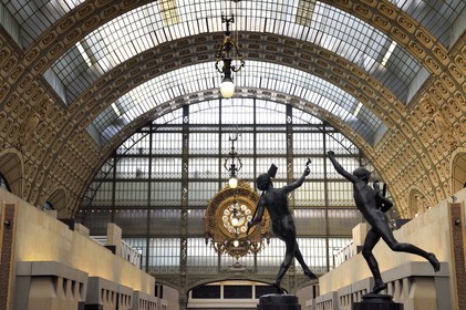 France, Paris (75), le musée d'Orsay, sculpture Une trouvaille à Pompei (1863) de Hippolyte Moulin à gauche et sculpture Vainqueur au combat de coq (1864) de Alexandre Falguière à droite