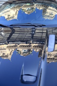 Principauté de Monaco, Monaco, Monte-Carlo, Société des Bains de Mer de Monaco, le casino se reflétant sur le capot d'une voiture de luxe, Mention obligatoire : Société des Bains de Mer de Monaco