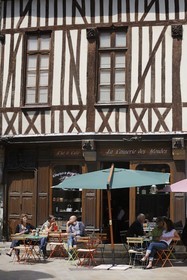 France, Côte d'Or (21), Dijon, terrasse de café d'une maison à colombage à l'angle de la rue Vauban et de la rue Amiral-Roussin