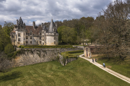 France, Dordogne (24), Périgord Vert, Villars, cyclistes faisant la véloroute la Flow Vélo devant le château de Puyguilhem de style Renaissance (vue aérienne)