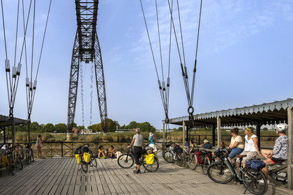 France, Charente-Maritime (17),  Rochefort, le pont transbordeur de Rochefort (ou Martrou) construit par Ferdinand Arnodin en 1900, cycliste faisant la véloroute à bord de la nacelle en translation au dessus du fleuve Charente
