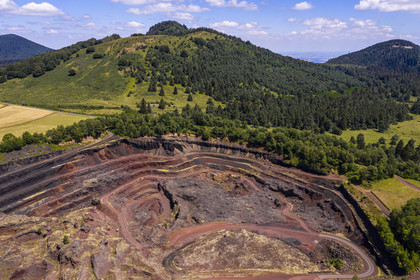 France, Puy-de-Dôme (63), Parc Naturel Régional des Volcans d'Auvergne, Chaine des Puys classée Patrimoine Mondial de l'UNESCO, Saint-Ours-les-Roches, volcan Lemptégy, ancienne carrière de pouzzolane devenue site pédagogique ouvert au public, les Puys Chopine et des Gouttes en arrière plan (vue aérienne)