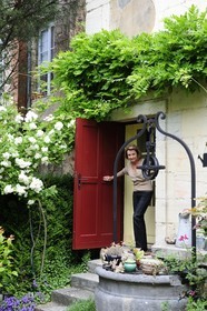 France, Côte d'Or (21), Dijon, Hôtel Fyot de Mimeure rue Amiral-Roussin, Marie-Claude Pascal en son jardin