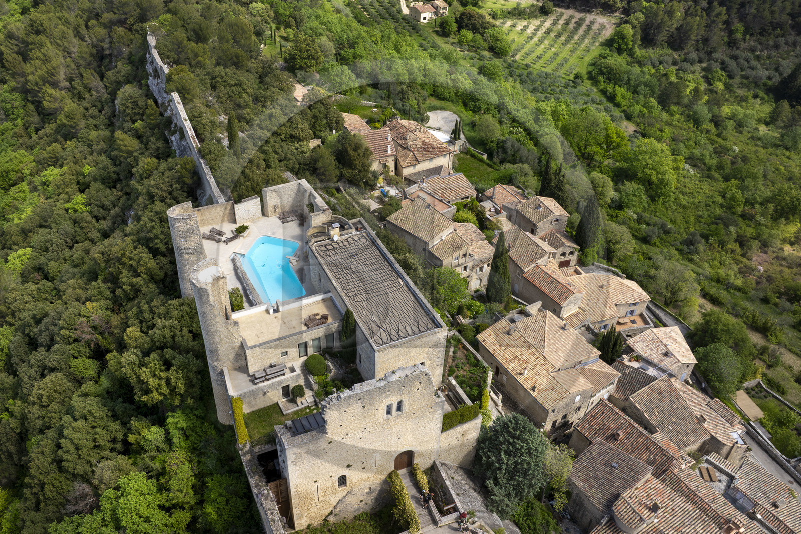 France, Vaucluse (84), Dentelles de Montmirail, le village perché de Crestet et son chateau du IXe siècle sauvé de la ruine dans les années 1980 par l’architecte Roger Anger (vue aérienne)