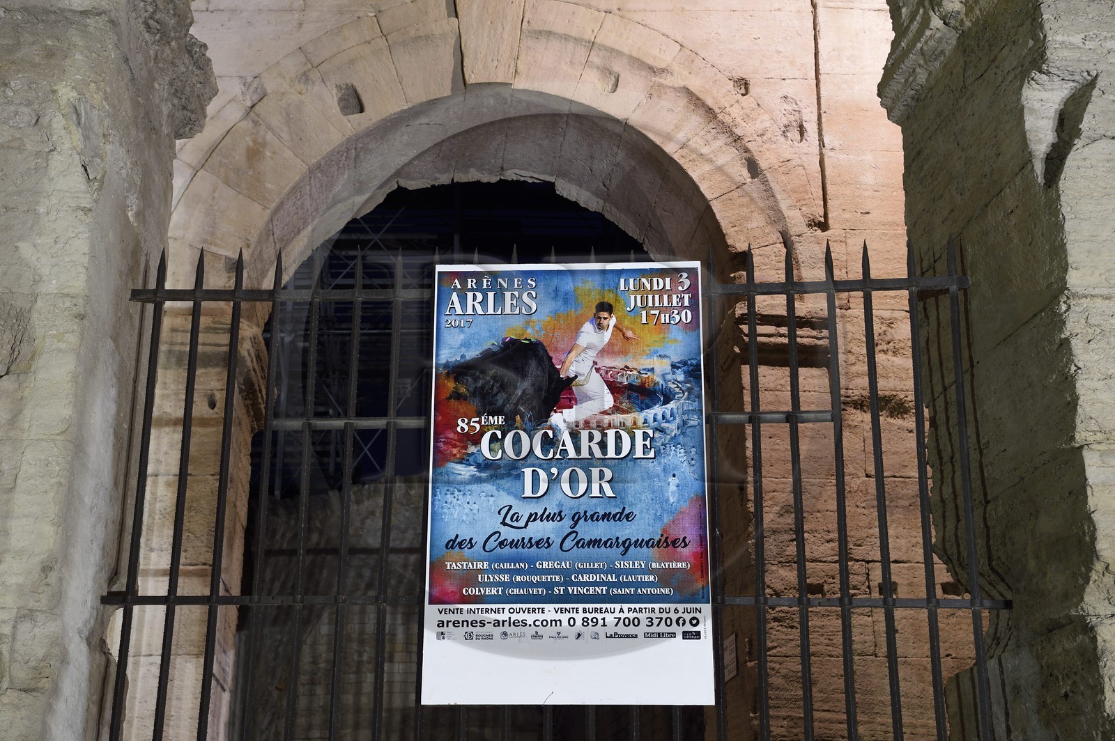 France, Bouches-du-Rhône (13), Arles, les Arènes, amphithéâtre romain de 80-90 après JC, classé Patrimoine Mondial de l'UNESCO, affiche annoncant la course camarguaise la Cocarde d'Or