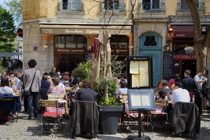 France, Rhône (69), Lyon, site historique classé Patrimoine Mondial de l'UNESCO, quartier de Saint-Paul dans le Vieux Lyon, place du Change et ses bouchons lyonnais