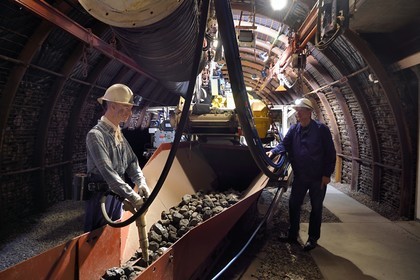 France, Moselle (57), Petite-Rosselle, le musée du carreau Wendel, reconstitution du fond de la mine, galerie de creusement au charbon, machine de creusement (Alpine Miner 100) qui abat le charbon, l'évacue, met en place le soutènement de la galerie, lutte contre la poussière et sert de plancher de travail