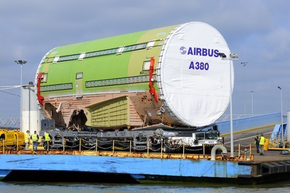 France, Loire-Atlantique (44), port autonome de Nantes Saint-Nazaire, terminal roulier de Gron - Montoir de Bretagne, embarquement d'une pièce de l'airbus A380