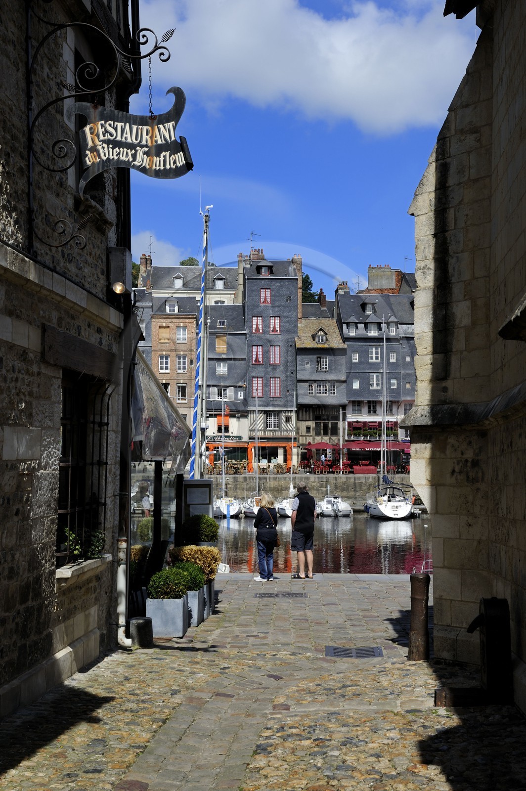 France, Calvados (14), Honfleur, le Vieux-Bassin, le quai Sainte-Catherine vu depuis une ruelle débouchant sur le quai Saint-Etienne