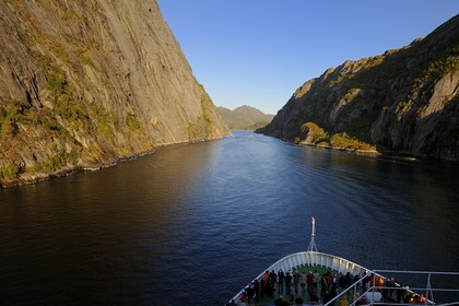 Norvège, Nordland, Iles Lofoten, l'Hurtigruten (l'express côtier) progressant dans le très etroit fjord Trollfjord en bordure du Raftsundet