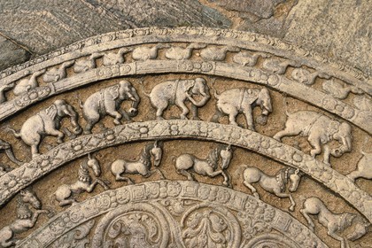 Sri Lanka, province du Centre-Nord, Polonnaruwa, l'ancienne capital du pays (XIe au XIIIe siècle) est classée au Patrimoine Mondial de l'UNESCO, terrasse de la relique de la dent, pierre de lune en demi-cercle (sandakada pahana)