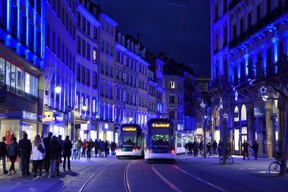France, Bas-Rhin (67), Strasbourg, éclairage de Noël, tram dans la rue de la Mesange