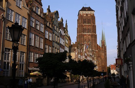 Pologne, Poméranie Orientale, Gdansk, la rue Piwna et l' église Sainte-Marie