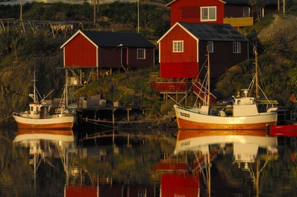 Norvège, Nordland, Iles Lofoten, Ile de Moskenes, port de pêche de Hamnoy près de Reine au soleil de minuit