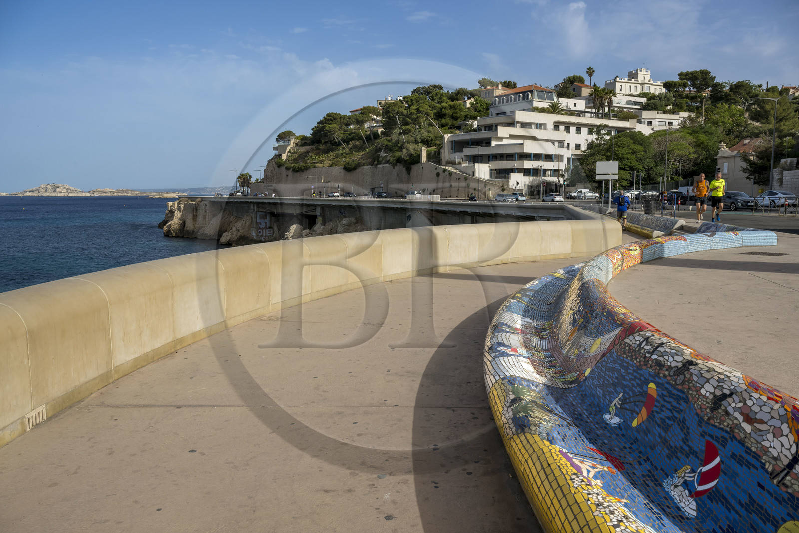 France, Bouches-du-Rhône (13), Marseille, Corniche du Président John Fitzgerald Kennedy, l'Association Viv'Arthe et son Projet Mosaïque, recouvrir de mosaïque le plus long banc du monde qui court sur près de 3 km le long de la Corniche