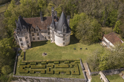 France, Dordogne (24), Périgord Vert, Villars, cyclistes faisant la véloroute la Flow Vélo devant le château de Puyguilhem de style Renaissance (vue aérienne)