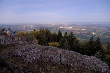 France, Bas-Rhin (67), Mont Saint-Odile, abbaye de Hohenbourg encore appelée couvent du Mont-Sainte-Odile, anciennes tombes mérovingiennes creusées dans le rocher au pied de la chapelle des Larmes face à la plaine d'Alsace