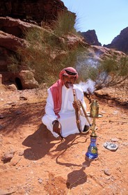 Jordanie, le Wadi Rum, fumer un narguilé au tabac parfumé est un moment de détente dans la journée