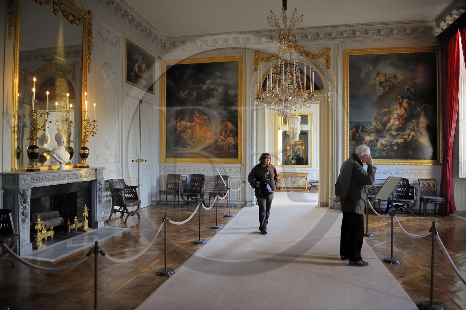 France, Yvelines (78), château de Versailles, classé Patrimoine Mondial de l'UNESCO, le domaine de Marie-Antoinette, le Petit Trianon, grande salle à manger avec un buste de Marie-Antoinette sur la cheminée