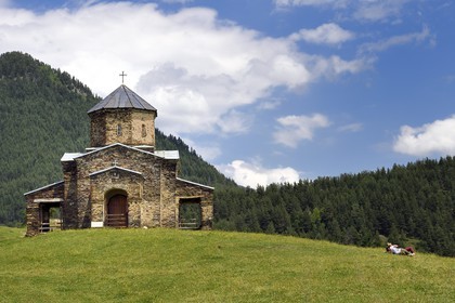 Géorgie, Kakheti, Parc national de Touchétie, l'église ortodoxe du village de Shenako