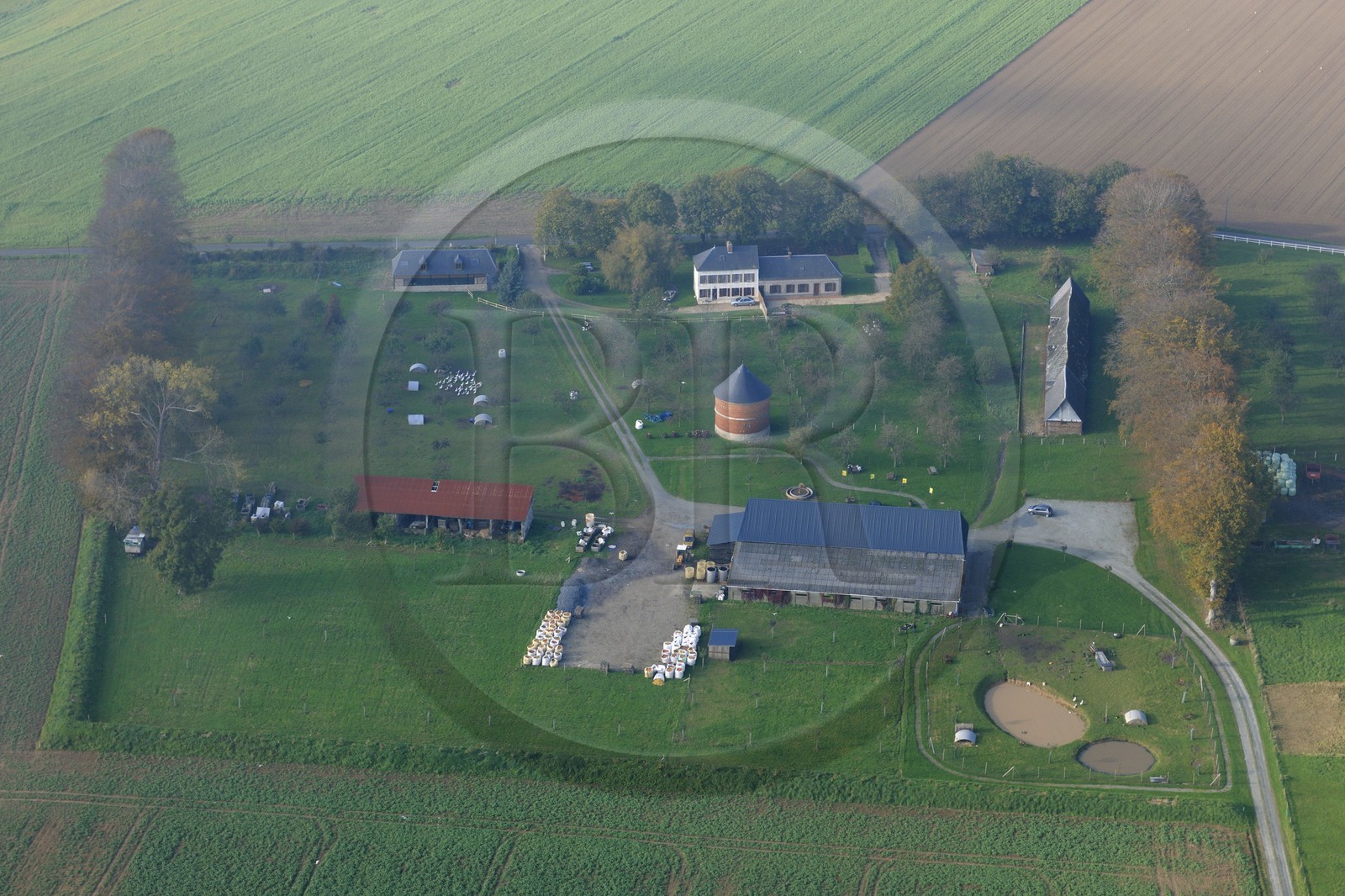 France, Seine-Maritime (76), Bretteville-du-Grand-Caux, clos-masure qui abrite l'Ecomusée de la Pomme et du Cidre au sein de la ferme (vue aérienne)