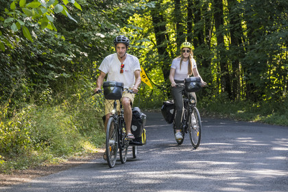 France, Maine-et-Loire (49), vallée de la Loire classée au Patrimoine Mondial par l'UNESCO, Saumur vers Saint-Hilaire, randonnée à bicyclette sur les berges de la Loire, vélo avec une remorque transportant le matériel de camping