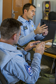 France, Bouches-du-Rhône (13), Salon-de-Provence, base aerienne 701, base de la Patrouille de France (PAF pour Patrouille acrobatique de France) de l'Armée de l'air et de l'espace française, répétition de la musique, visualisation mentale du vol, sous la direction le commandant et leader Julien Decorte lors du briefing dans les locaux de la Patrouille de France