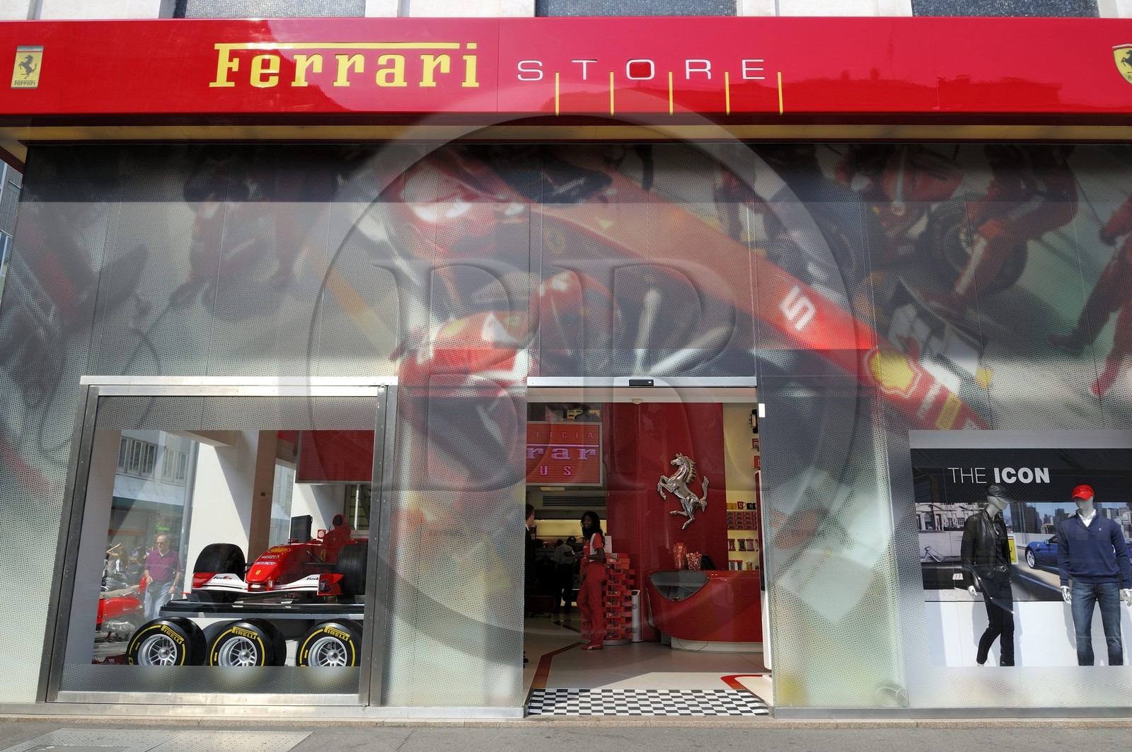 Italie, Lombardie, Milan, le Ferrari Store Milano