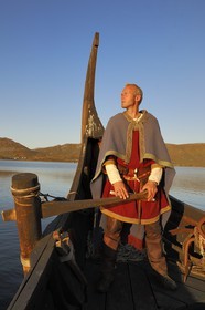 Norvège, Nordland, Iles Lofoten, ile de Vestvagoy, le drakkar (bateau viking) Lofotr construit à l'identique sur le lac de Borg et son capitaine Terje Boe