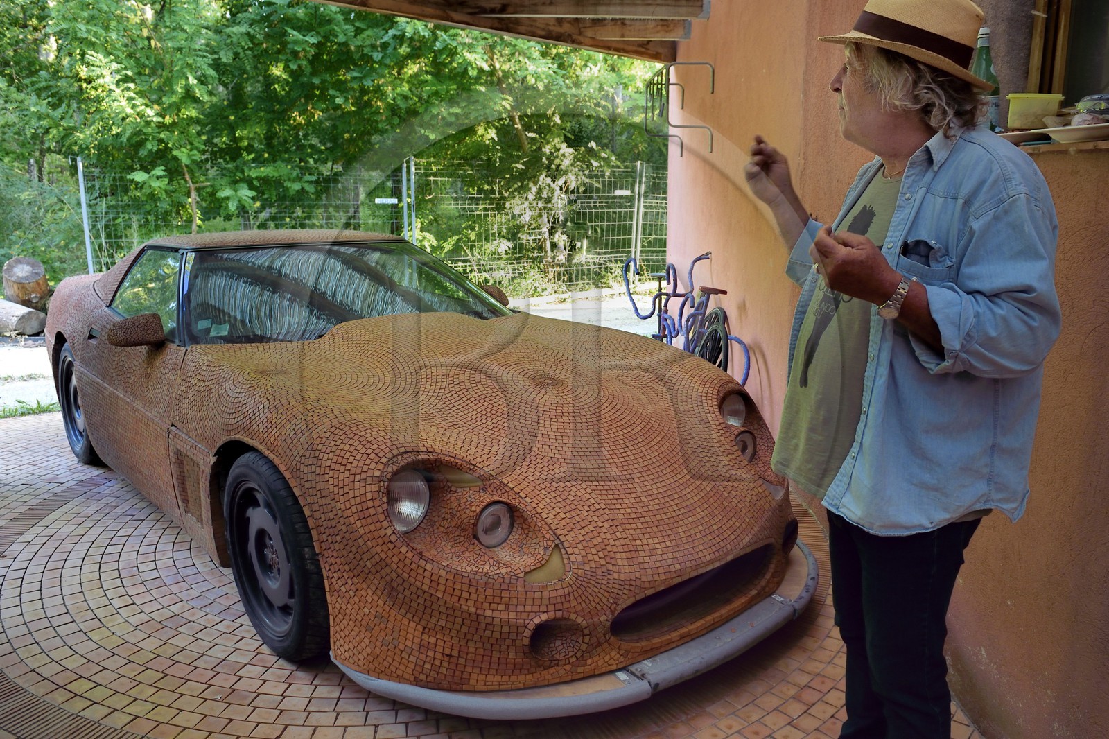 France, Var (83), La Dracénie, Salernes, le céramiste et créateur Alain Vagh, voiture recouvert par l'artiste