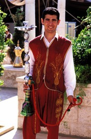 Jordanie, Amman, Reem Albawady restaurant, serveur de narguilé