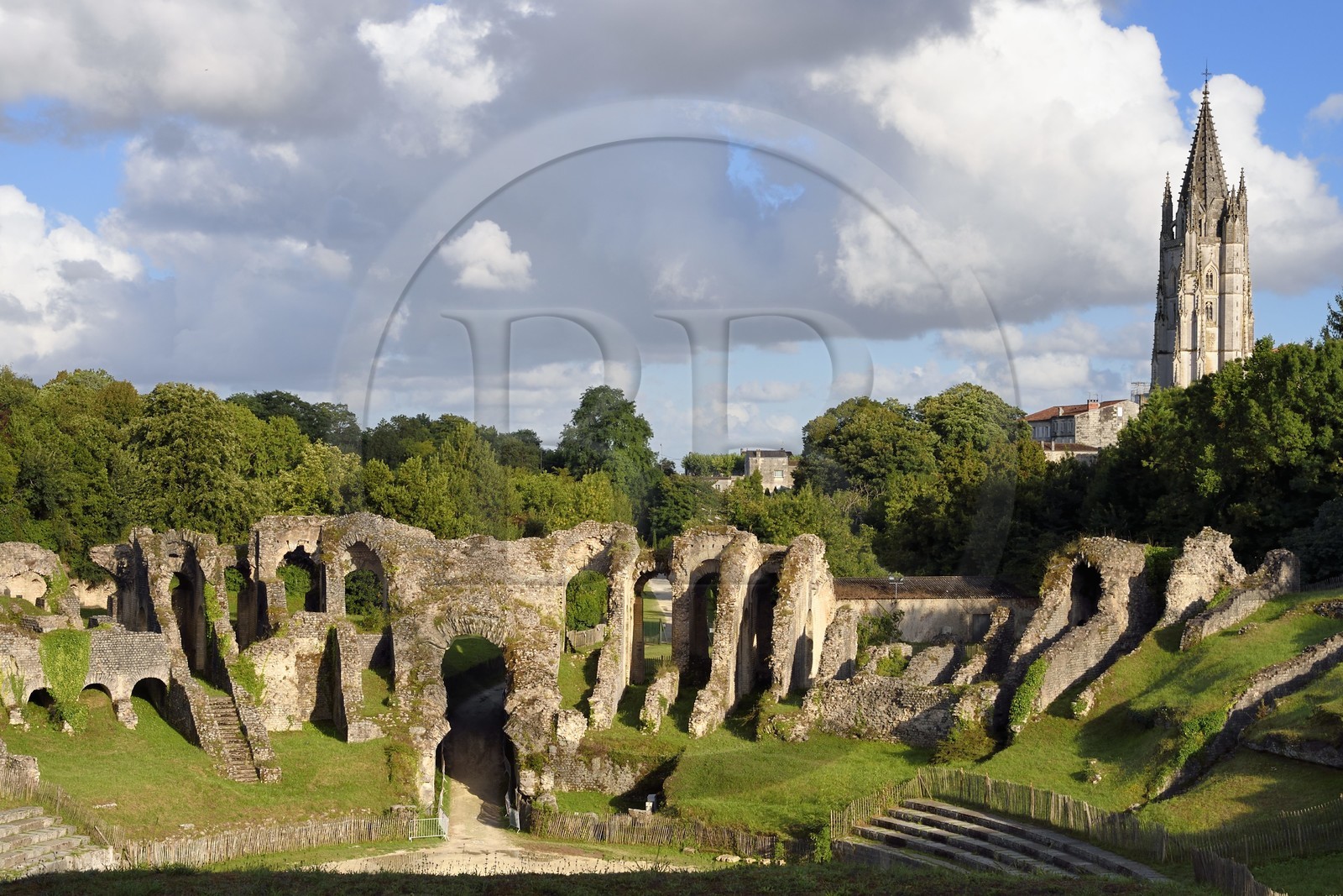 France, Charente-Maritime (17),  Saintonge, Saintes, amphithéâtre gallo-romain appelé localement les Arènes de Saintes, sa construction commence sous le règne de Tibère et s'achève sous le règne de Claude, vers 40 après JC, 127 mètres de long sur 102 de large, il pouvait accueillir près de 15 000 spectateurs, la basilique Saint-Eutrope en arrière plan