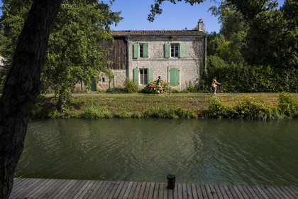 France, Deux-Sèvres (79), le Marais Poitevin, la Venise Verte, Coulon, maison du marais typique au bord de la Sèvre Niortaise et de la voie cyclable de la Vélo Francette