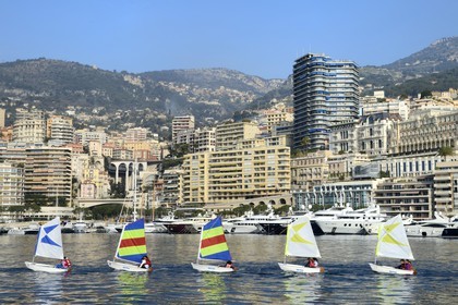 Principauté de Monaco, Monaco, l'ecole de voile dans port Hercule