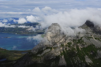 Norvège, Troms, la côte ouest du continent face aux Iles Lofoten (vue aérienne)
