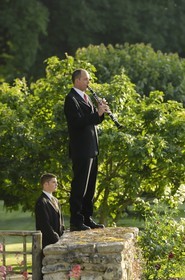 France, Indre et Loire (37), château du Rivau, musiciens dans les jardins