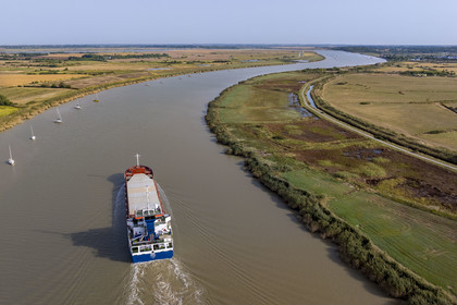 France, Charente-Maritime (17), Rochefort et Soubise, cargo naviguant vers l'embouchure de la Charente (vue aérienne)
