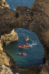 Portugal, Algarve, Lagos, randonnée en kayak au pied des falaises escarpées de la Ponta da Piedade