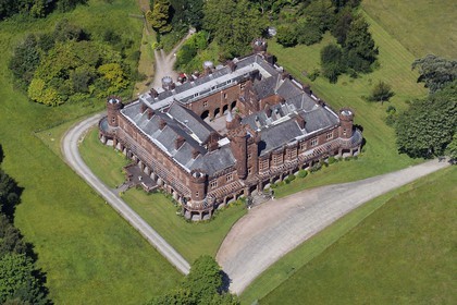 Royaume-Uni, Ecosse, Highland, Hébrides intérieures, Ile de Rum, Kinloch Castle fut construit par le industriel millionnaire John Bullough en 1900  (vue aérienne)
