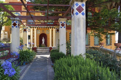 France, Alpes-Maritimes (06), Menton, Jardin Fontana Rosa, villa surélevée ornée de céramiques, qui comprend la bibliothèque et le cinéma personnels de l'écrivain, terrasse à piliers